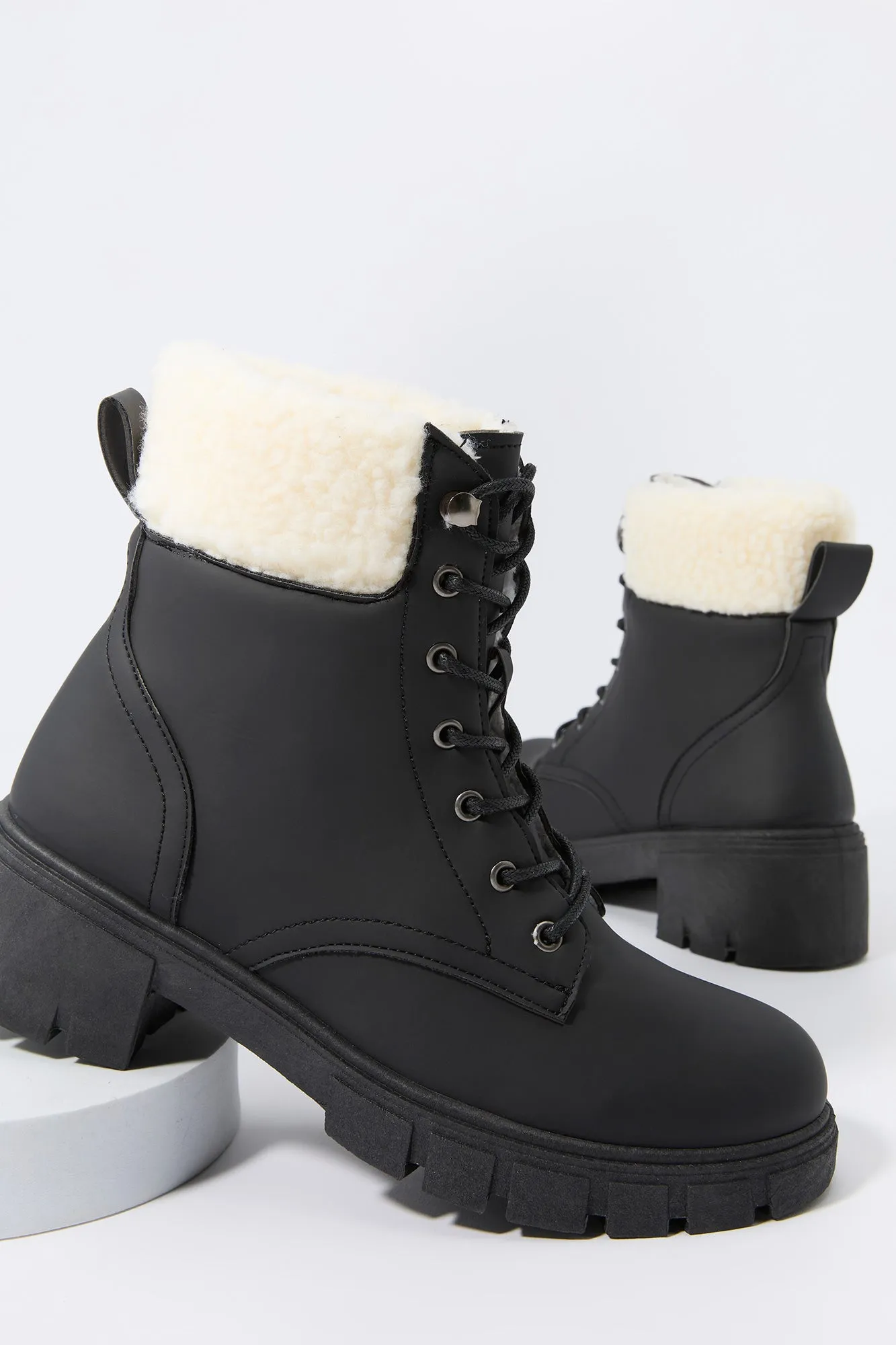 Bottes lacées avec col en similifourrure